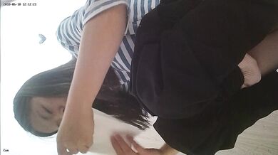 蓝色条纹女 大专女厕全景偷拍众多的学妹前来嘘嘘各种美鲍轮番呈现 (2)