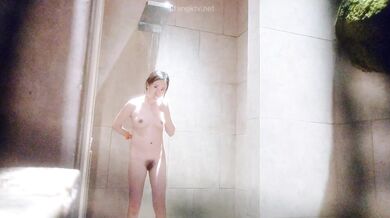 澡堂子内部员偷拍一个人闷闷不乐洗澡的美少妇这身材和皮肤没得说